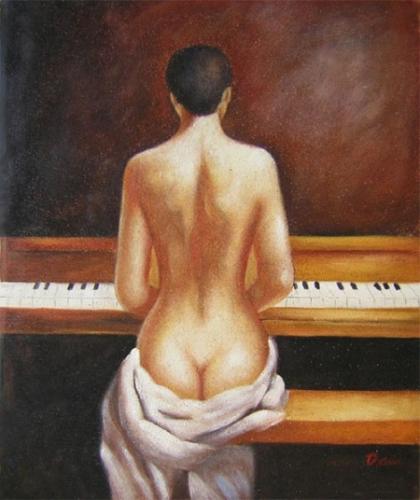 žena ze zadu hrající na piano